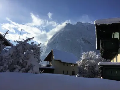 Ein allgemeiner Bergblick oder ein Berglick von der Ferienwohnung aus