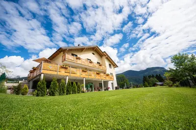 Ein allgemeiner Bergblick oder ein Berglick von der Pension aus