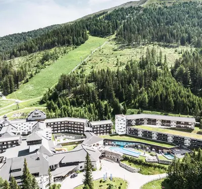Ein allgemeiner Bergblick oder ein Berglick von des Hotels aus
