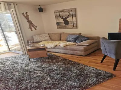 Ein Sitzbereich in der Unterkunft Ski-In Area Apartment with Ski Bus