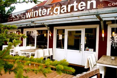 Ein Restaurant oder anderes Speiselokal in der Unterkunft Hotel Wintergarten