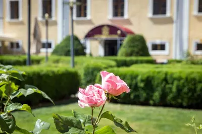 Ein Garten an der Unterkunft Schlosshotel Mondsee