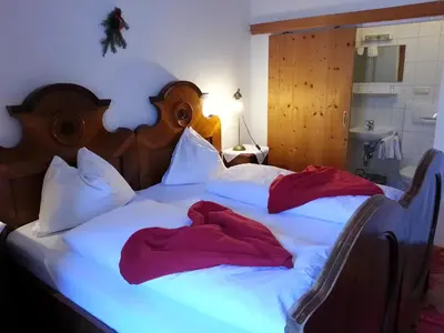 Ein Bett oder Betten in einem Zimmer der Unterkunft Gasthof Simony Hallstatt B&B