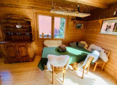 Ein Sitzbereich in der Unterkunft Zirbitz Hütte mit Sauna und Kamin