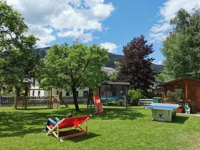 Ein Garten an der Unterkunft Hotelpension Oberauer Wagrain