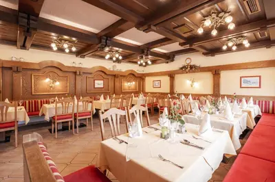 Ein Restaurant oder anderes Speiselokal in der Unterkunft Landhotel Stofflerwirt