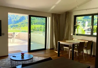 Ein allgemeiner Bergblick oder ein Berglick von der Ferienwohnung aus