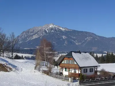 Ein allgemeiner Bergblick oder ein Berglick von des Ferienhauses aus