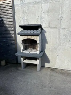 Ein für Gäste verfügbarer Grill im Ferienhaus