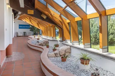Ein Garten an der Unterkunft Alpine Club Resort