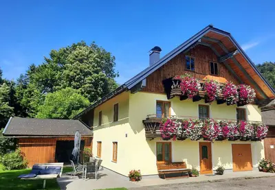 Das Gebäude in dem sich das Ferienhaus befindet