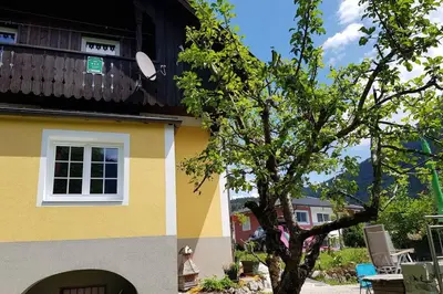 Das Gebäude in dem sich das Ferienhaus befindet