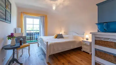 Ein Bett oder Betten in einem Zimmer der Unterkunft Ferienwohnung Sonnenkind Altaussee Ruhige Auszeit in Seenähe