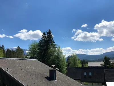 Ein allgemeiner Bergblick oder ein Berglick von des Ferienhauses aus