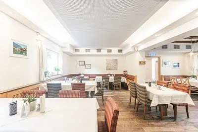 Ein Restaurant oder anderes Speiselokal in der Unterkunft Chalets am Badesee Lassing