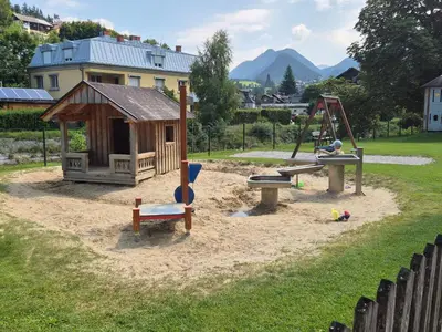 Ein Kinderspielbereich in der Unterkunft Auszeit Aussee