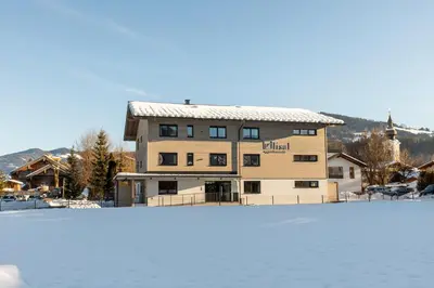 Ein allgemeiner Bergblick oder ein Berglick von des Aparthotels aus