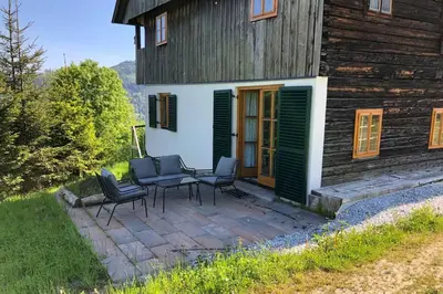 Das Gebäude in dem sich das Ferienhaus befindet