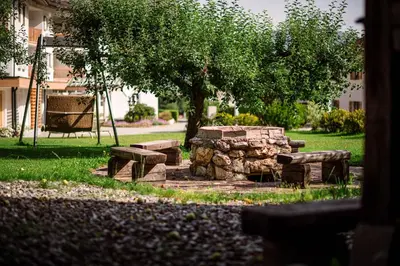 Ein Garten an der Unterkunft Crystls Aparthotel