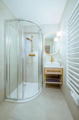 Ein Badezimmer in der Unterkunft Crystls Aparthotel
