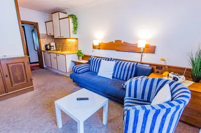 Ein Sitzbereich in der Unterkunft Soldanella 4 by Alpenidyll Apartments