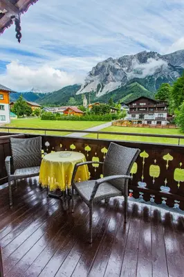 Ein allgemeiner Bergblick oder ein Berglick von der Ferienwohnung aus