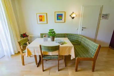Ein Sitzbereich in der Unterkunft Soldanella 8 by Alpenidyll Apartments