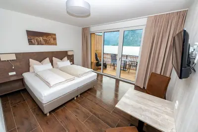 Ein Bett oder Betten in einem Zimmer der Unterkunft Strand Hallstatt - Rooms only - Adults only