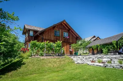 Ein Garten an der Unterkunft Lovely house with mountain view & big garden in Bad Aussee