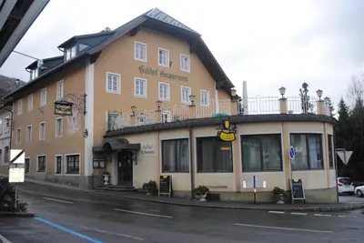 Das Gebäude in dem sich das Gasthaus befindet
