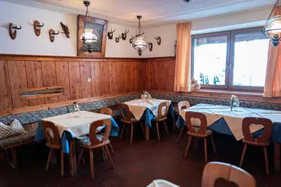 Ein Restaurant oder anderes Speiselokal in der Unterkunft Hotel Tauernpasshöhe