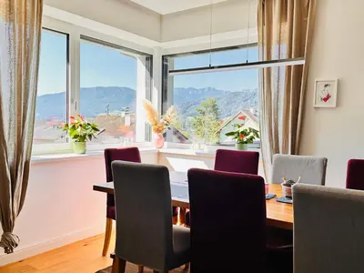 Ein allgemeiner Bergblick oder ein Berglick von der Ferienwohnung aus