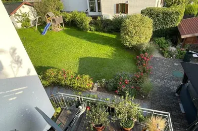 Ein Garten an der Unterkunft Wunderschöne Wohnung neben Schloss Württemberg