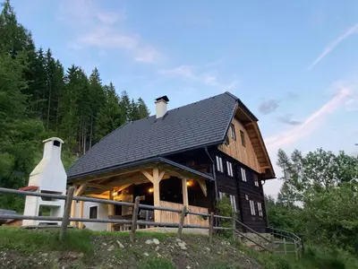 Das Gebäude in dem sich das Ferienhaus befindet