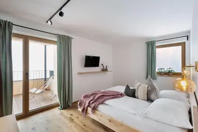 Ein Bett oder Betten in einem Zimmer der Unterkunft Holzhackerin - the charming Haus am Berg