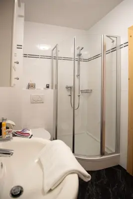 Ein Badezimmer in der Unterkunft Apartmenthaus HAUS Gipfelglück Apartment KUAFSTOA