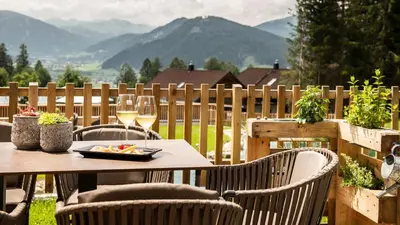 Ein allgemeiner Bergblick oder ein Berglick von des Chalets aus