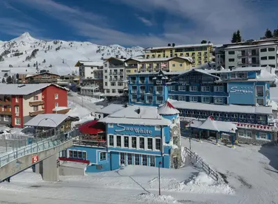 Ein allgemeiner Bergblick oder ein Berglick von des Hotels aus