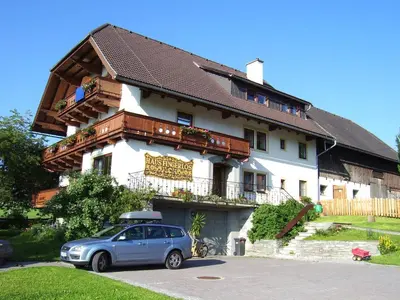 Das Gebäude in dem sich der Bauernhof befindet