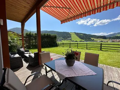 Ein allgemeiner Bergblick oder ein Berglick von des Chalets aus