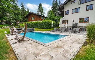 Der Swimmingpool an oder in der Nähe von Attraktive Ferienwohnung Wagr