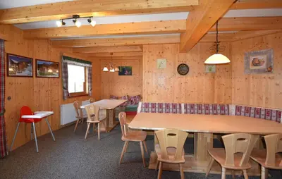 Ein Restaurant oder anderes Speiselokal in der Unterkunft Luxurioese Ferienhaus Sauna