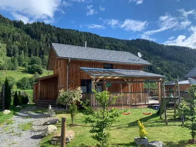 Ein allgemeiner Bergblick oder ein Berglick von des Ferienhauses aus