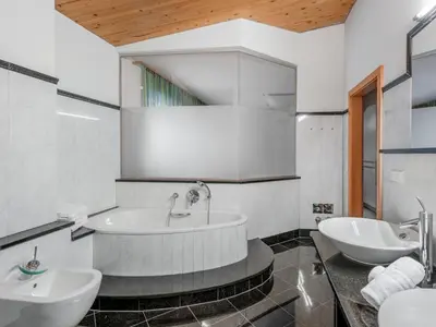 Ein Badezimmer in der Unterkunft Apartment Penthouse 1 by Interhome