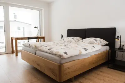 Ein Bett oder Betten in einem Zimmer der Unterkunft Ferienwohnung Bergsonne mit Sonnenbalkon und Tiefgaragen Parkplatz