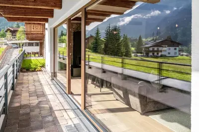 Ein allgemeiner Bergblick oder ein Berglick von des Aparthotels aus