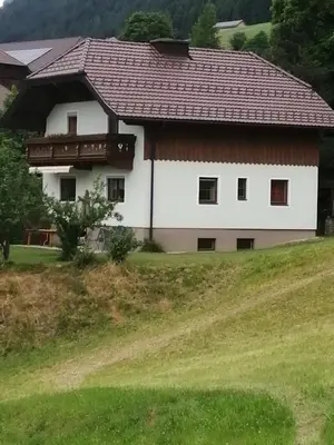 Das Gebäude in dem sich das Ferienhaus befindet
