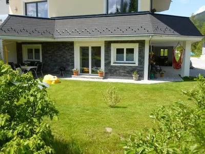 Ein Garten an der Unterkunft Ferienwohnung Bergblick