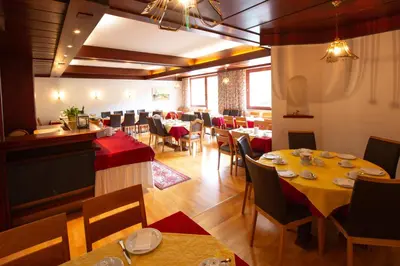 Ein Restaurant oder anderes Speiselokal in der Unterkunft Sporthotel Flachauwinkl