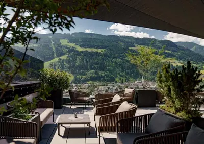 Ein allgemeiner Bergblick oder ein Berglick von des Aparthotels aus
